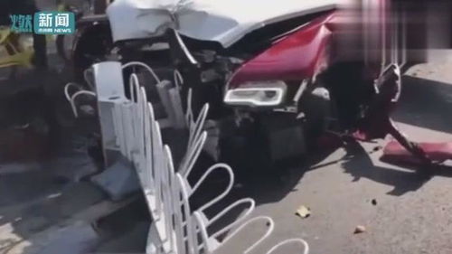 价值500万劳斯莱斯魅影连撞3棵树几近报废 汽车零部件散落一地